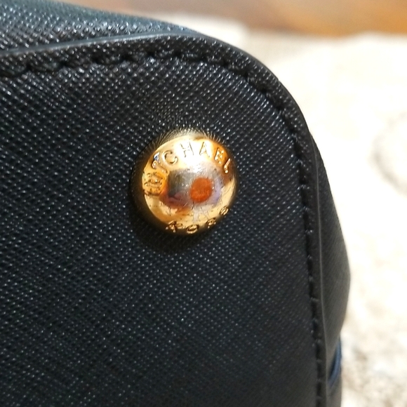 Michael Kors jet set large tote in black w/gold accents - Picture 5 of 14